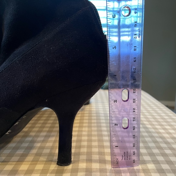 Tall, below the knee boots - Picture 5 of 5